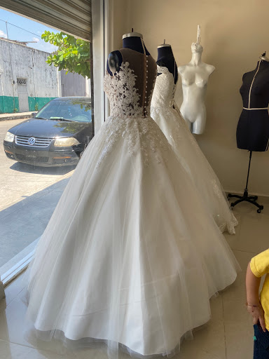 Diseñadora de moda Yazmina CR