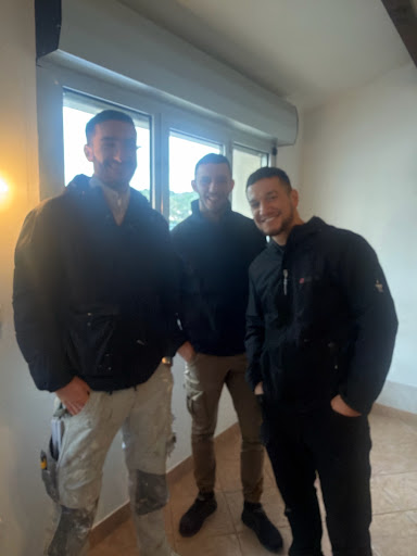 Une pièce vide.Trois artisans.Et un projet qui...