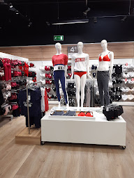 Photo n°2 de LA HALLE , Dijon Toison d'Or à Dijon (Magasin de chaussures)