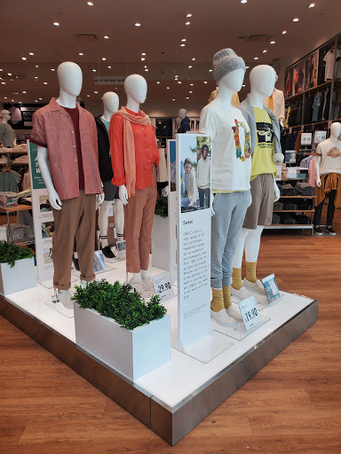 UNIQLO Pike and Rose - Thumbnail