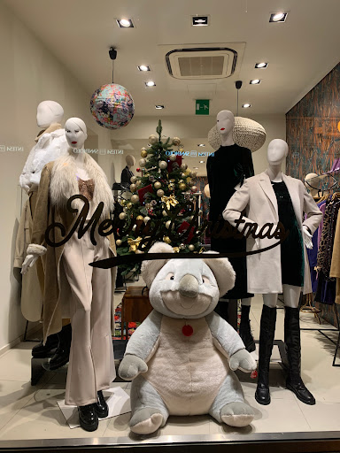 Un 48 Fashion Store Gallery - Italy