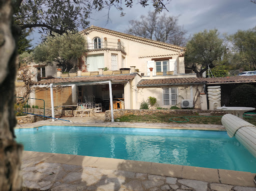 Photo de La Mansarde : Location villa de Vacances pour 12 personnes avec, terrasses, piscine, jardin clos, à Tourrettes dans le Var