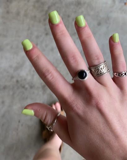 Hot Nails Salon Logo