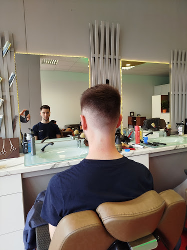 Türkischer Friseur " Meister der Schere "