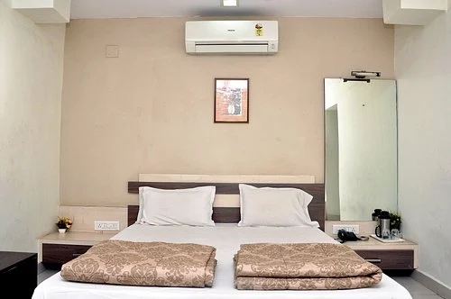 Shree Paras White Hotel