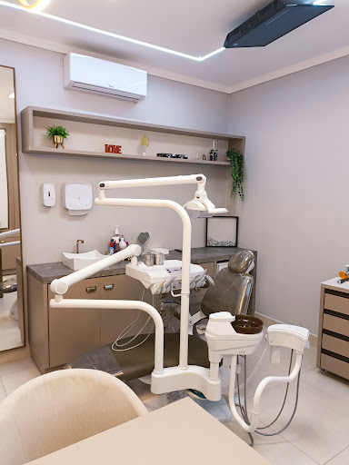 Aline Pires Odontologia Especializada