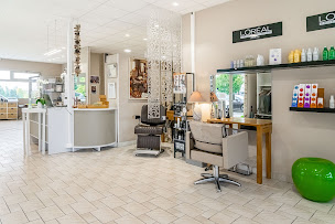 Photo n°6 de Maryline Coiffure | Salon de coiffure dans le 77 à Saint-Pierre-lès-Nemours (Barbier)