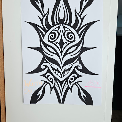 Schattenwolf Tattoo und Piercing