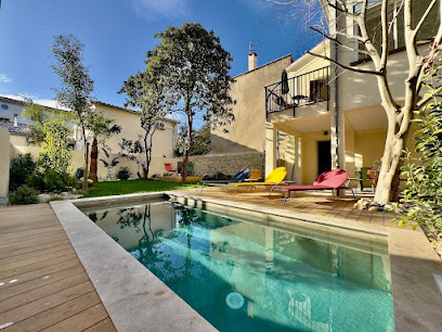 Nuances de bleu constructeur de piscine béton monobloc, rénovation et entretien piscine