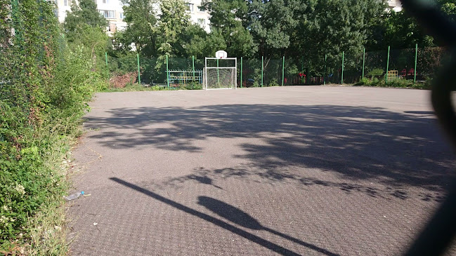 Футболно и баскетболно игрище