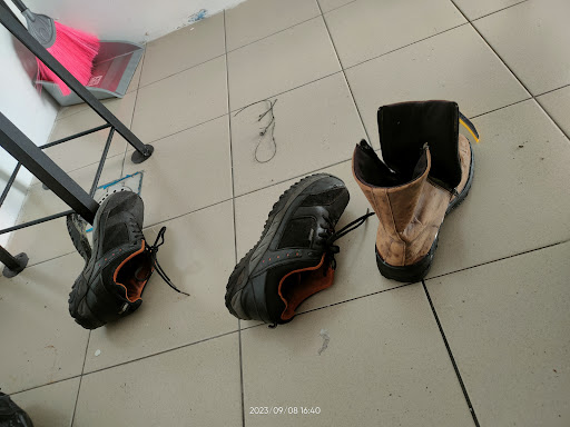 Gee Tukang Kasut (shoes repair)