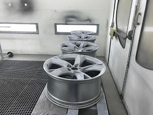 Photo n°6 de AD Carrosserie GT CARROSSERIE à Le Castelet (Atelier de carrosserie automobile)