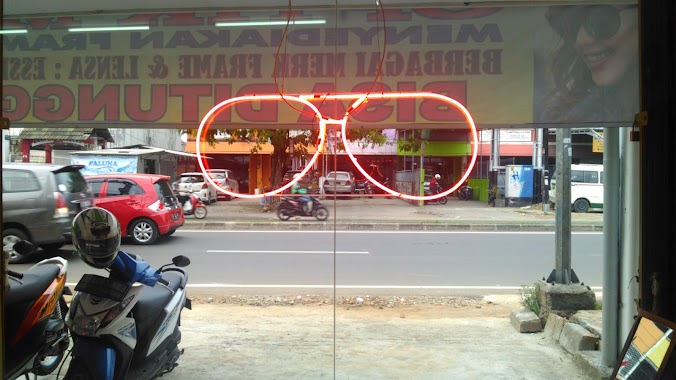 Optik Maju Jaya, Author: Al Dekhan