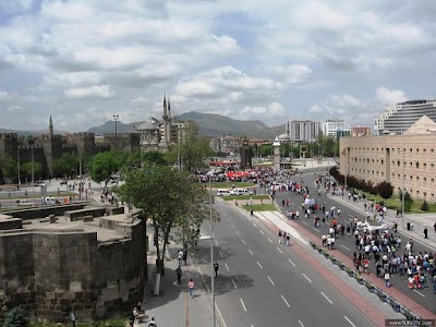 Tramvay Durağı: Cumhuriyet Meydanı