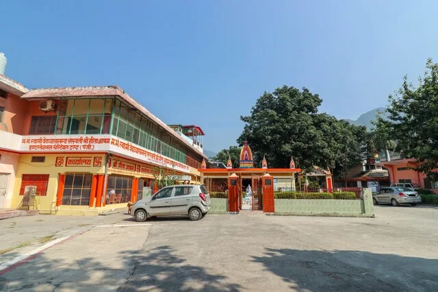 SPOT ON 75975 Gita Ashram