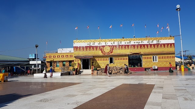 Kyaiktiyo Pagoda (Golden Rock)