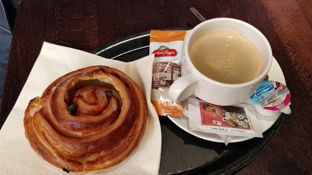 Cafe-bar vis-a-vis
