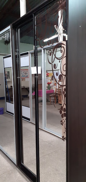 Вітрина магазину Mebel in Market