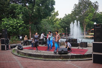 Photos of Water Fountain and Statue of Kartini