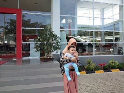 Photos of Daihatsu & Isuzu Showroom