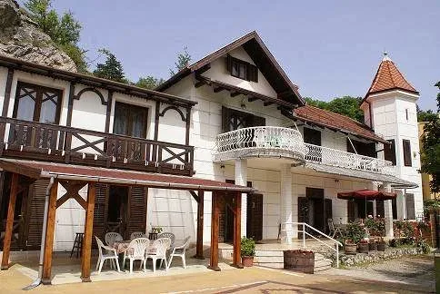 Valcsics Villa Bed and Breakfast