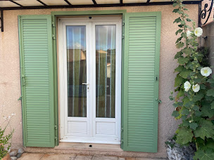 Photo n°12 de Voisey Concepts Réalisations - Pose de fenêtres, stores, volets, portes, portails et pergolas dans les Bouches-du-Rhône à Sausset-les-Pins (Magasin de stores et de rideaux)
