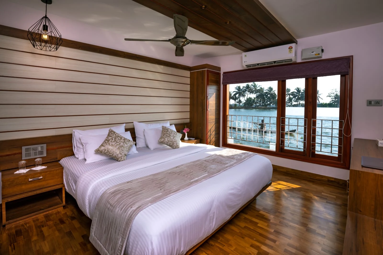 ToursInIndia Alleppey houseboat,ultra luxury boat house Alleppey
