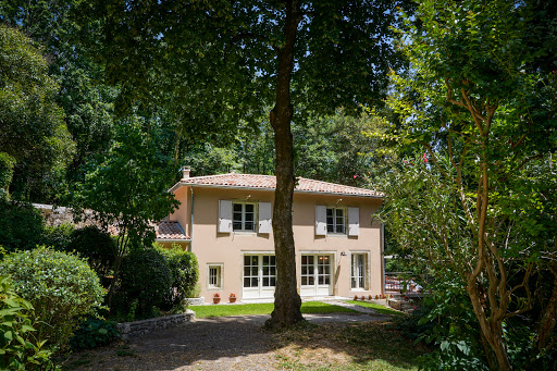 Photo de Clos des Mouliniers - Gites 5* en Ardèche - Piscine - Massages bien-être sur place à Saint-Privat (07200)