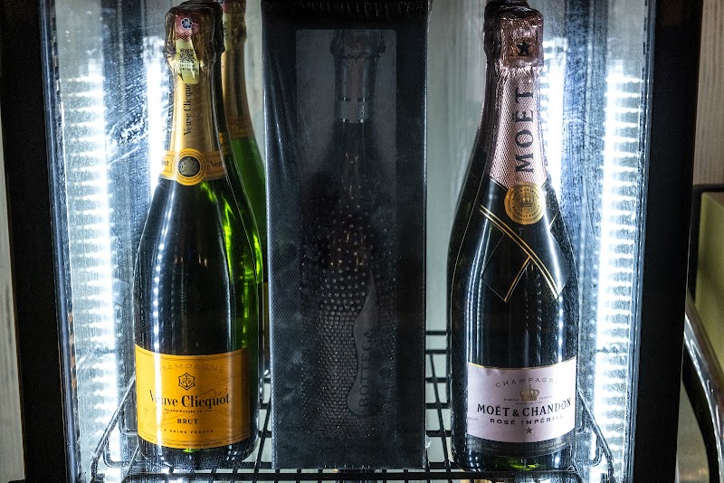 ダーツ＆カラオケ【 Bar mmpp】～女性スタッフ多数在籍～