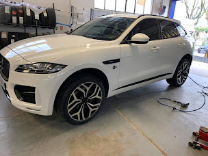 Photo n°7 de ZeCarrossery & ZePare-Brise Meyrargues - Carrosserie MF84 à Meyrargues (Service de réparation de pare-brise)