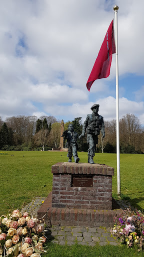 Airborne Monument te Oosterbeek - Thumbnail