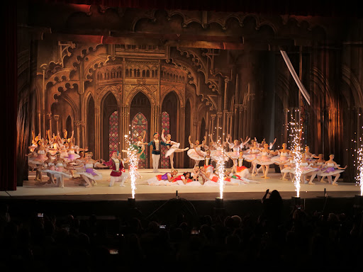 Academia de Arte y Danzas ""Cristina Carrillo"" - Ancón