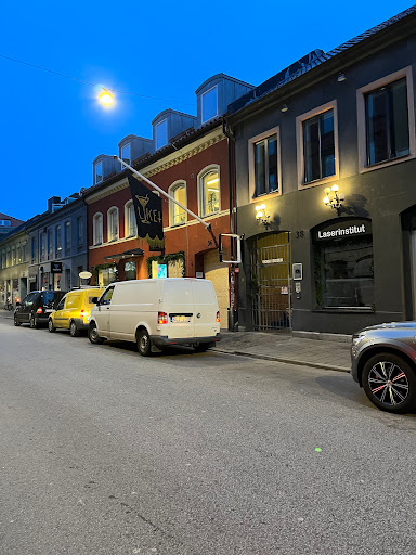 Arton hål - Visual