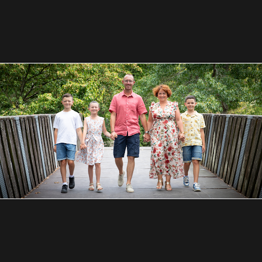 Envie de garder de superbes souvenirs avec vos proches ? 

Passez sous l’objectif du Studio Guézou et offrez-vous une séance photo en famille dans une ambiance détendue et conviviale. 

Peu importe l’âge ou la taille de la tribu, tout le monde est le bienvenue ! 

Saisissez l’instant et créez des images qui traverseront le temps. 

Réservez votre moment unique et laissez-vous guider, le sourire viendra tout seul !

#famille #souvenirs #liensfamiliaux #photographiedefamille #photosouvenir #photoexterieur #portraitdefamile #intantsmagiques #studioguezou #photographefamille