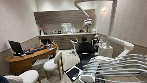 Photo n°2 de Dentiste Paris 8 - Dr Laura Zeitoun Saal - Fluorose Dentaire - Implant Dentaire - Facettes dentaires à Paris (Cabinet d'implants dentaires)