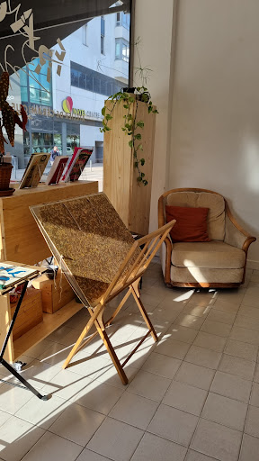 Fracas : Librairie indépendante ¬ Atelier de céramique ¬ Café - Thumbnail