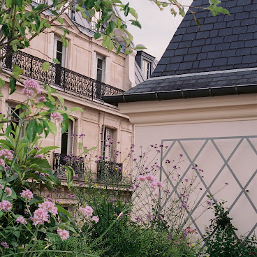 Château Voltaire by null
