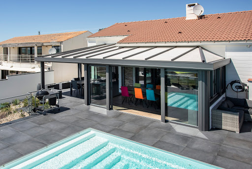 Photo de AKENA véranda, extension de maison, pergola bioclimatique, carport et pool house Vendée à Dompierre-sur-Yon (85170)