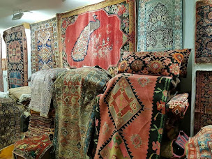 Photo n°4 de ✅ Le Boteh | Magasin Tapis Ancien Paris | Tapis d'Orient & Persan | Kilims | Restauration & Nettoyage à Paris (Magasin de tapis d'Orient)