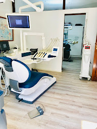 Photo n°1 de Docteur Armoudom CHIRURGIEN DENTISTE à Saint-Paul (Cabinet dentaire)