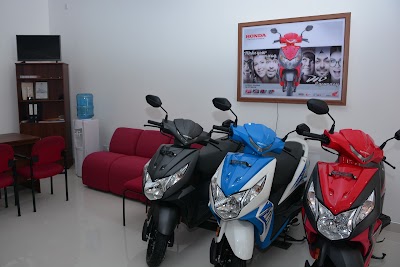 Photos of Aurora Honda Showroom