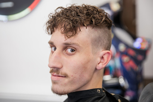 Coiffeur chez Max VIRE - Thumbnail