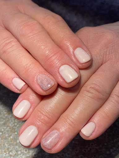 Maxim Nails & Spa Logo