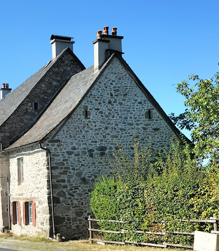 Photo de Gîte dans le Cantal-Le Chalet du Lac à Lanobre (15270)
