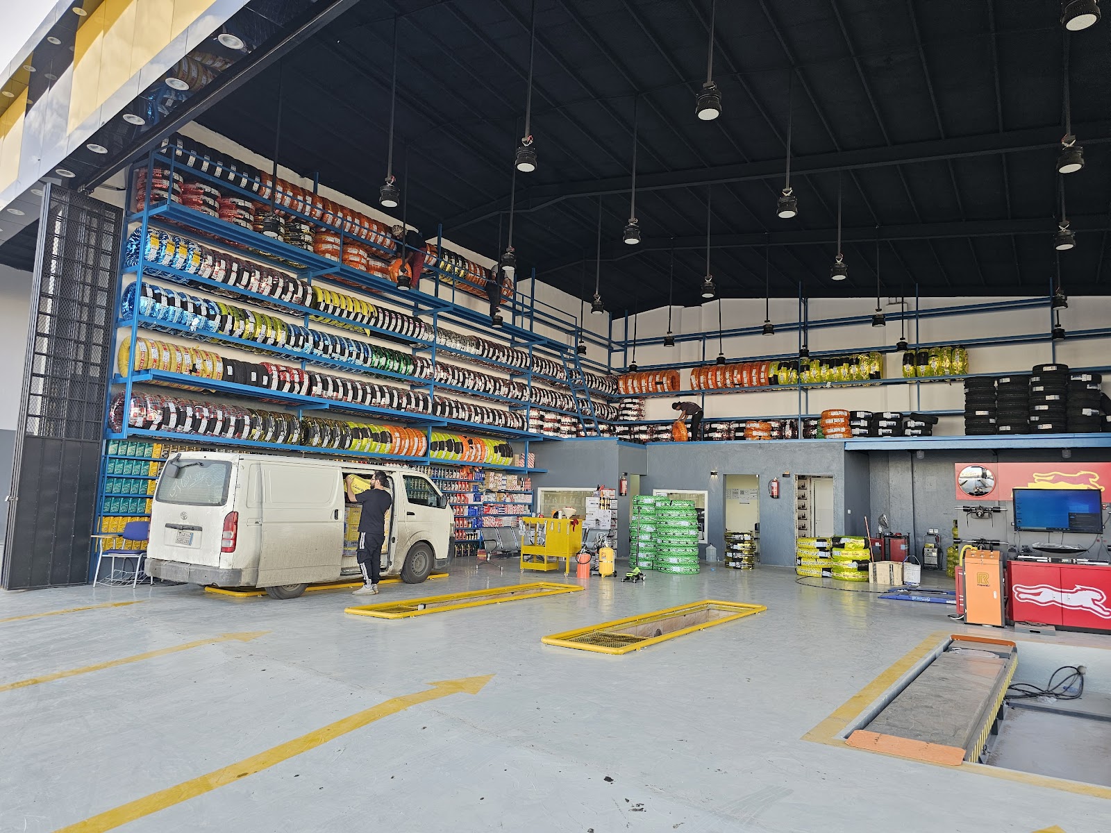 شركة رمز الإتقان للزيوت والاطارات والبطاريات - صورة 3