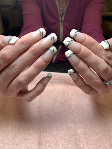 Mays Nails Logo