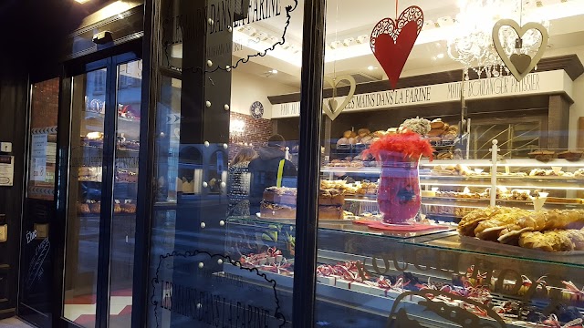 Les Mains Dans la Farine