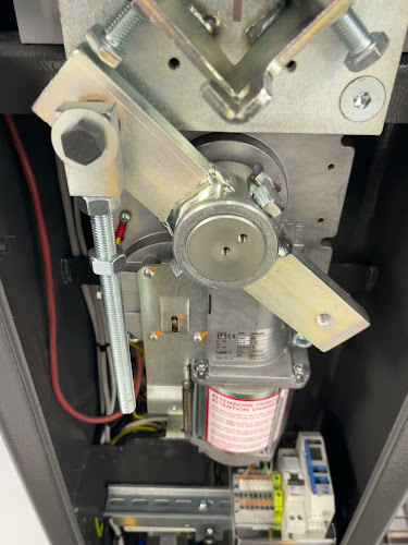 Opinii despre Dépannage portail 06, réparation porte de garage, installation volets roulant, remise en route store motorisé. în Antibes - Électricien