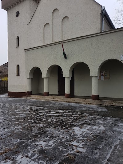 Photos of F&ouml;lt&aacute;madott Krisztus templom