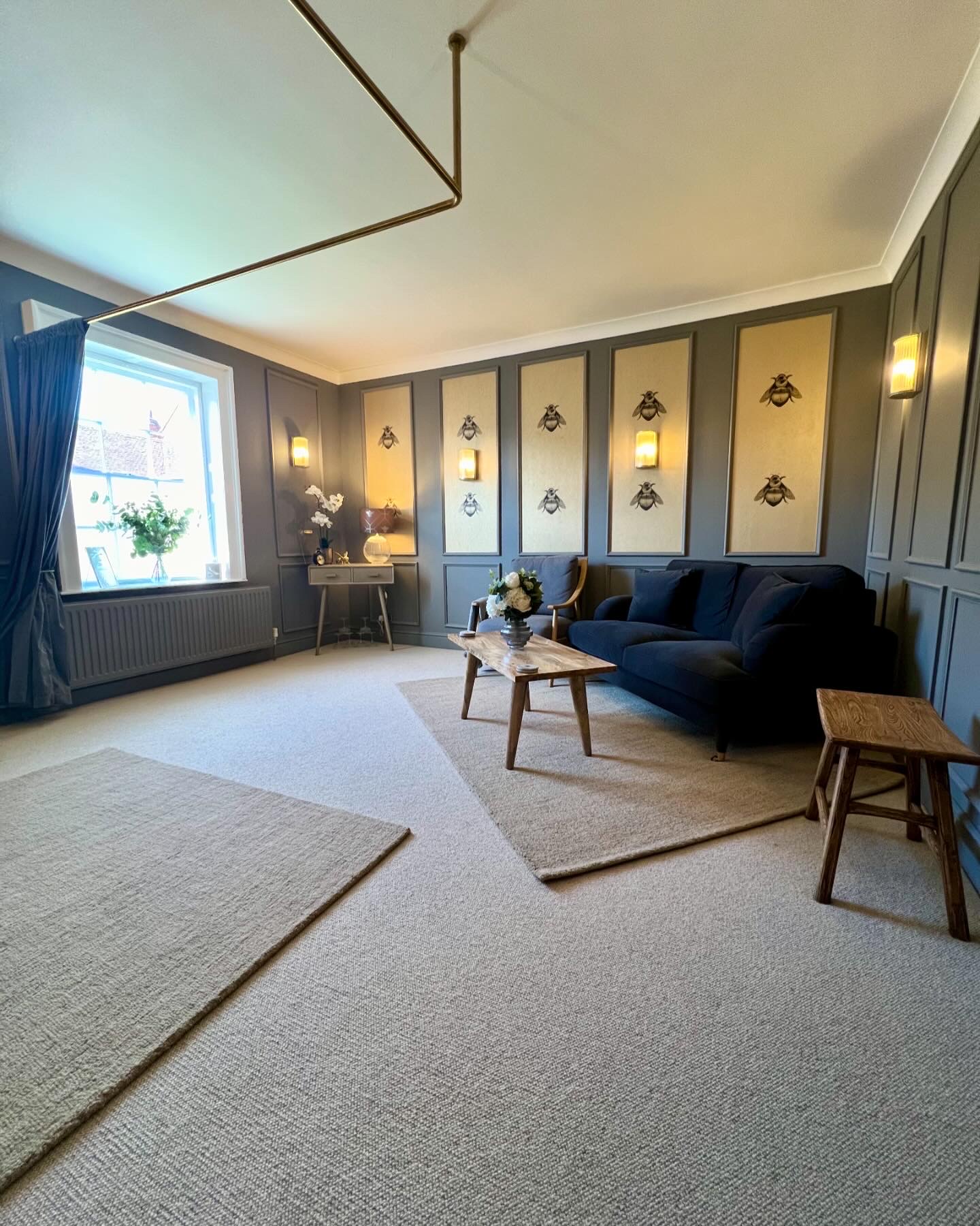 Queen Bee Bridal - Bridal Fashion - photo 1